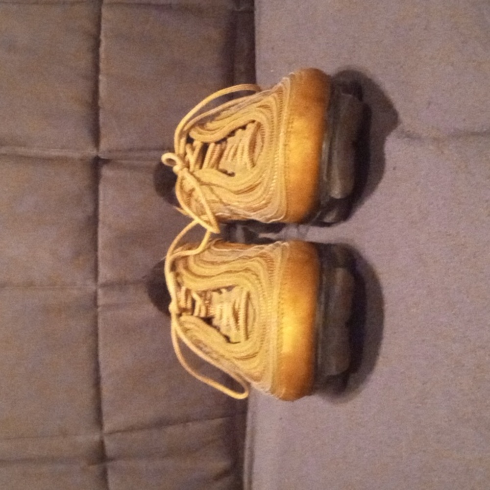 Nike tan shoes